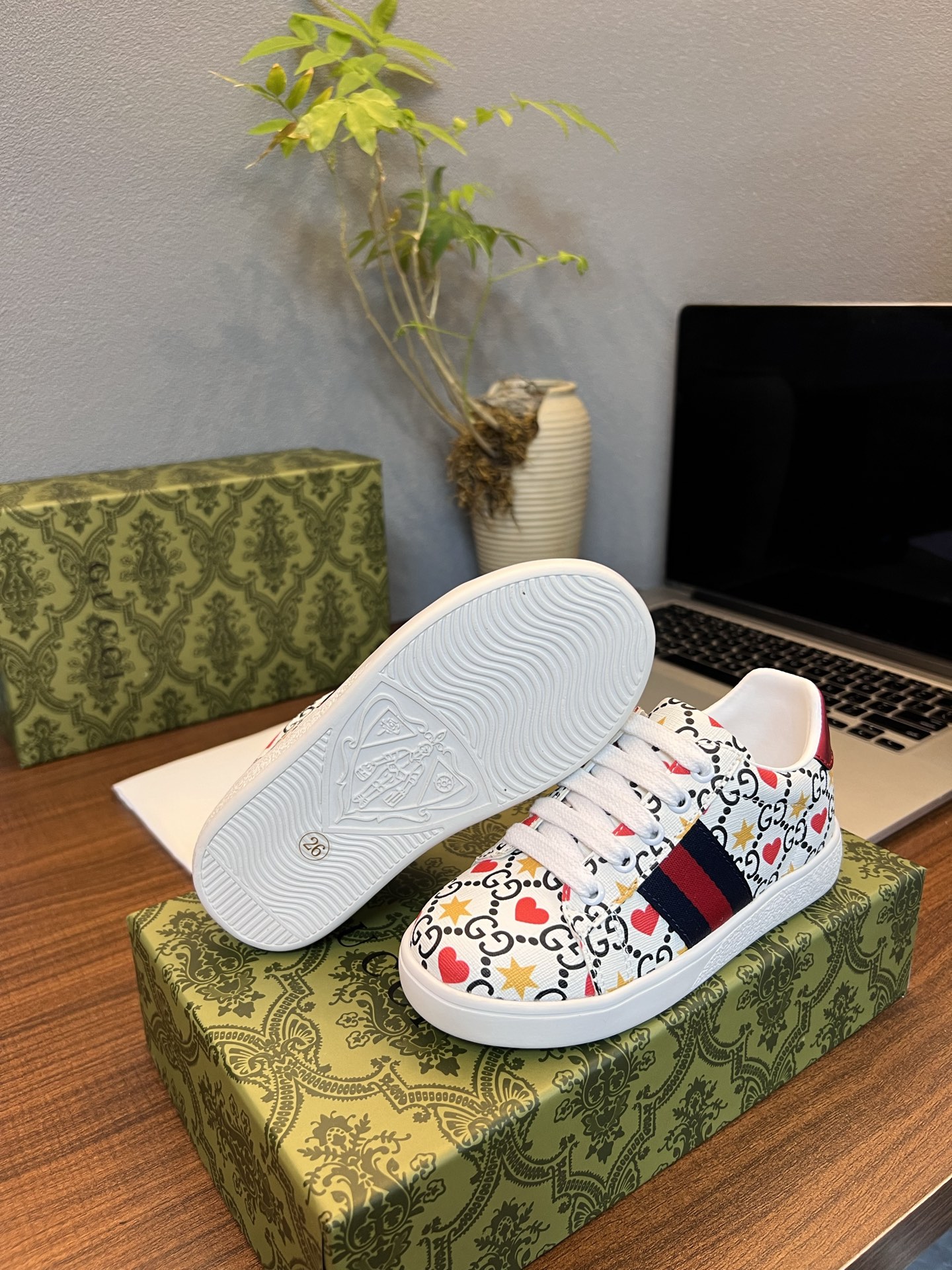 Children's shoes child